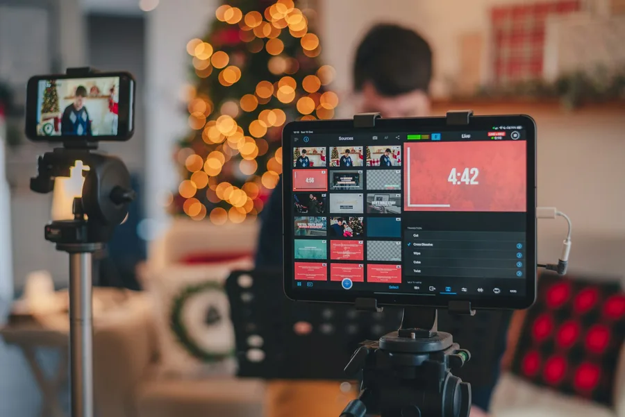 Người làm KOC quay video bằng máy quay và máy tính bảng
