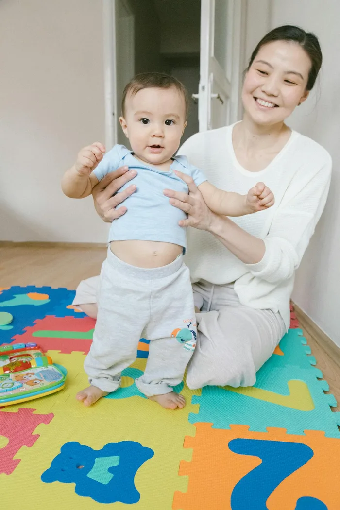 Mẹ bỉm sữa chơi cùng con nhỏ